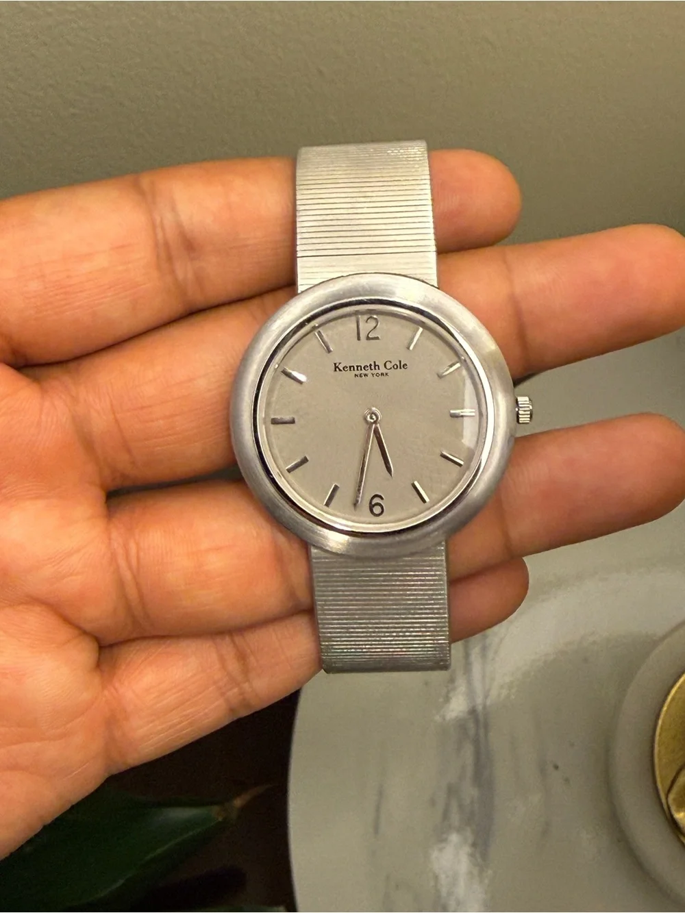 Kenneth Cole mens Silver slim mesh bracelet  Round slim Watch